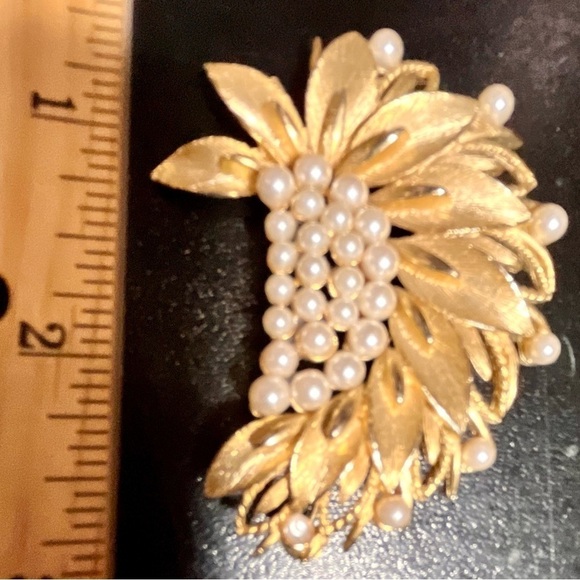 Gold and Pearl Leaf Pin Brooch Vintage Decorative Nature Demure Gift Mother VTG - Picture 6 of 11